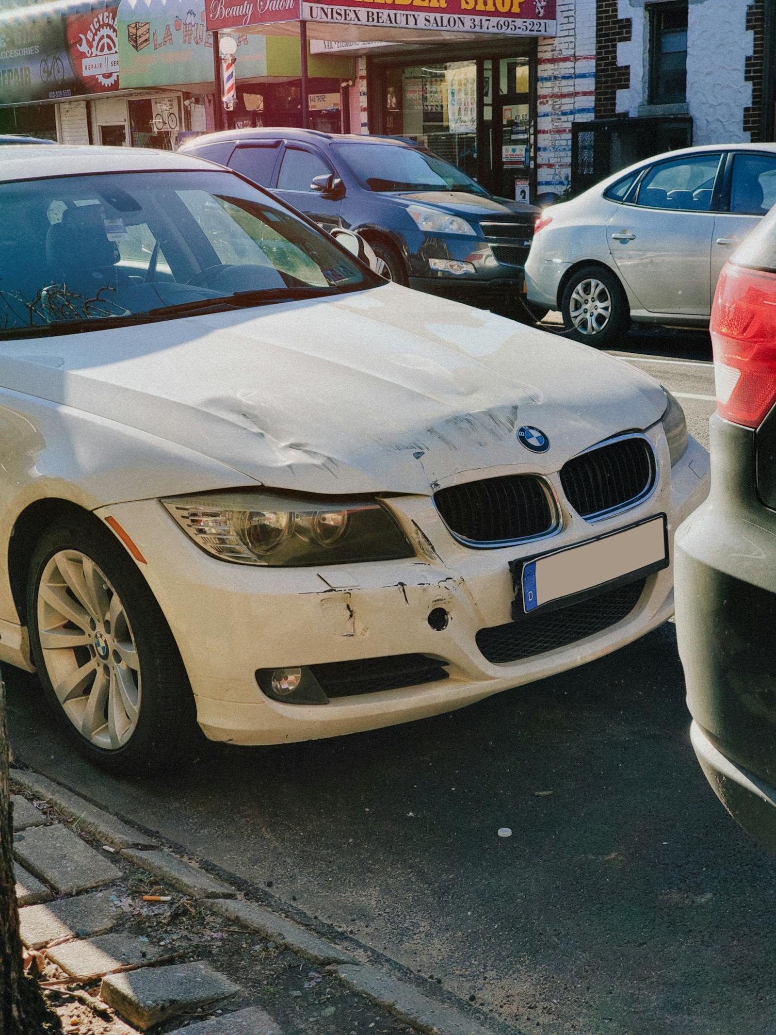 Beschädigtes Fahrzeug — moderner Pkw mit Frontschaden